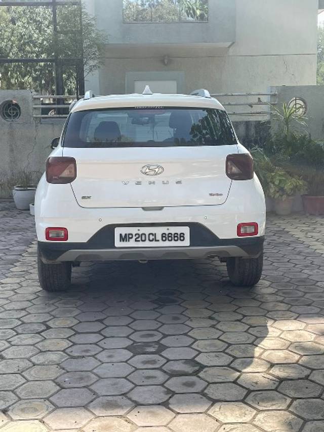 https://images10.gaadi.com/usedgaadi-sellcar/UsedCar/e5dccdefa/f5a90e75-8a7f-4f24-99d4-4604fed8dc68.jpeg?imwidth=6401