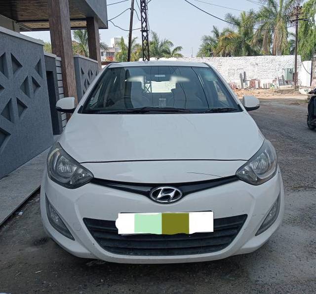 https://images10.gaadi.com/usedgaadi-sellcar/UsedCar/e5dd24eea/cd748440-b4e2-4436-95aa-f8589bb749d1.jpg?imwidth=6400