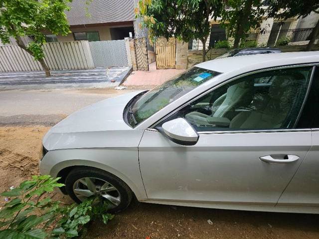 https://images10.gaadi.com/usedgaadi-sellcar/UsedCar/e5ddb414a/4b771c13-a38c-42da-a734-93f1640ad9c6.jpg?imwidth=6401