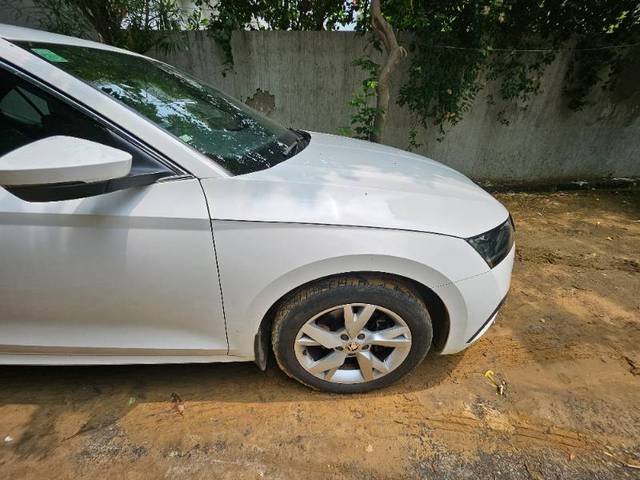 https://images10.gaadi.com/usedgaadi-sellcar/UsedCar/e5ddb414a/f14d2aa4-592c-4a93-b792-5dcdcfbd7e58.jpg?imwidth=6400