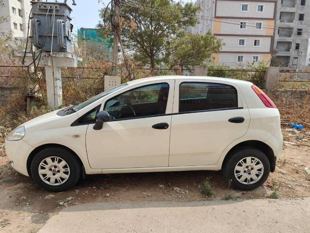https://images10.gaadi.com/usedgaadi-sellcar/UsedCar/e5de8113a/3f453fdd-2582-42ed-bc72-0a18a42e23a9.jpeg?imwidth=6400