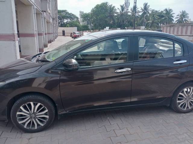 https://images10.gaadi.com/usedgaadi-sellcar/UsedCar/e5dec5b8a/06221f5a-48b7-4272-bbe4-b27010a79b3c.jpg?imwidth=6401