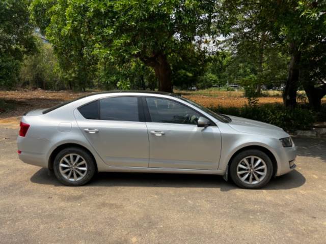 https://images10.gaadi.com/usedgaadi-sellcar/UsedCar/e5df0634a/c881bd2b-f84c-4007-ad26-87add810b884.jpeg?imwidth=6400
