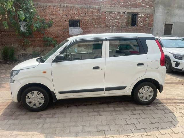 https://images10.gaadi.com/usedgaadi-sellcar/UsedCar/e5df8aaaa/dab68a7c-5b0b-491c-8e3f-b096bd7392f3.jpg?imwidth=6402