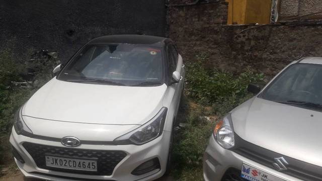https://images10.gaadi.com/usedgaadi-sellcar/UsedCar/e5dfd238a/f9a96744-d56a-4667-9b60-853bef2075ea.jpg?imwidth=6400