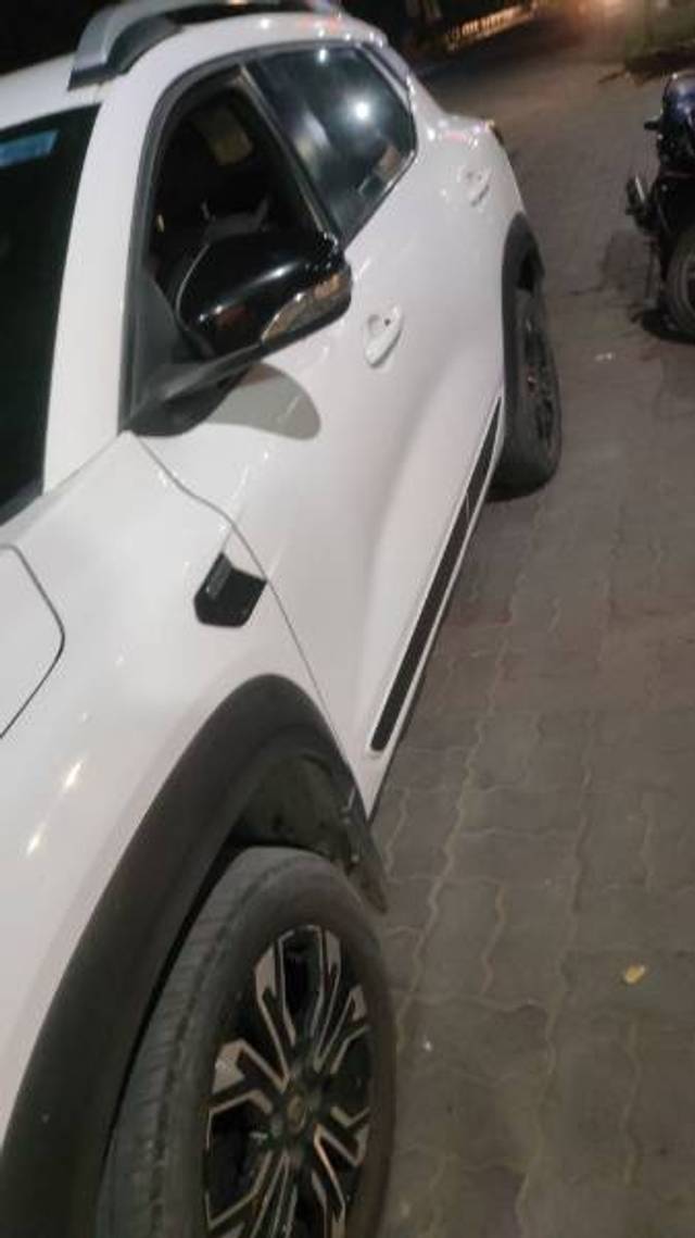 https://images10.gaadi.com/usedgaadi-sellcar/UsedCar/e5e016efa/ccb720d7-ecb1-4808-8e16-e879fa5e5852.jpg?imwidth=6402