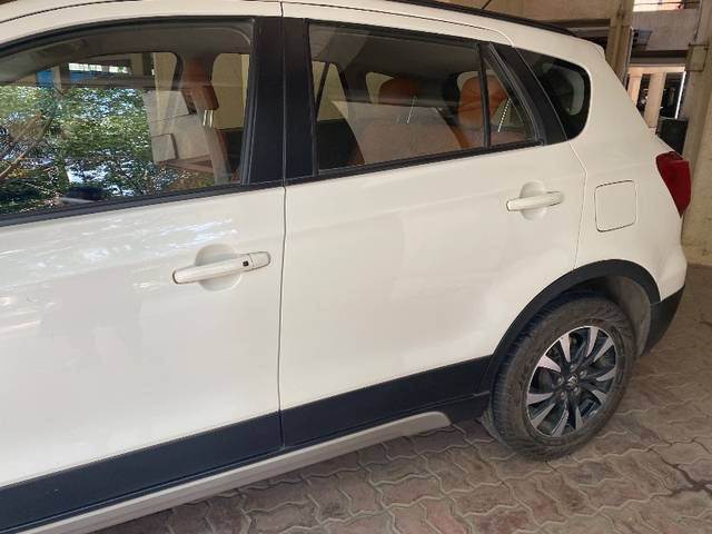 https://images10.gaadi.com/usedgaadi-sellcar/UsedCar/e5e042d9a/51159653-f084-4e02-bdc3-aa9f3a9e0ef6.jpeg?imwidth=6402