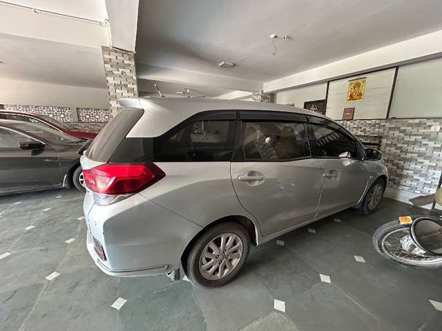 https://images10.gaadi.com/usedgaadi-sellcar/UsedCar/e5e04ca1a/c969772c-1c21-459c-a352-5f0760030fc2.jpeg?imwidth=6402