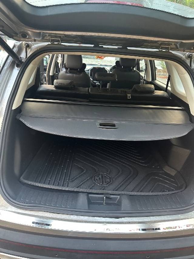 https://images10.gaadi.com/usedgaadi-sellcar/UsedCar/e5e0b047a/f99e3623-a903-455e-9dca-b04c742934d6.jpeg?imwidth=6400