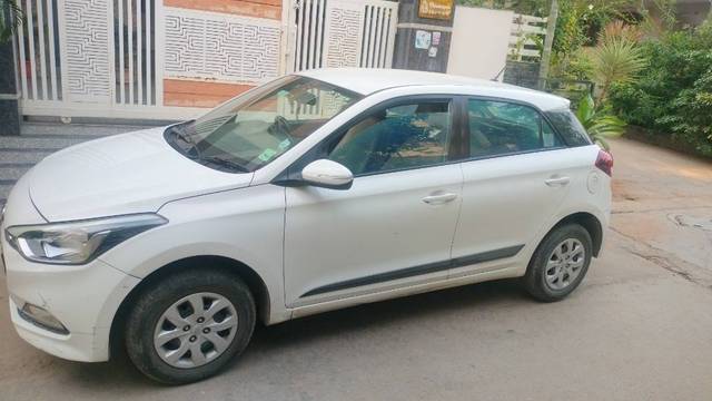 https://images10.gaadi.com/usedgaadi-sellcar/UsedCar/e5e0f82ba/b1f5a216-a0a6-4d78-86e4-d8577118f3e6.jpg?imwidth=6400