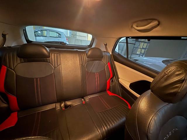 https://images10.gaadi.com/usedgaadi-sellcar/UsedCar/e5e16a07a/dbfc9133-16b0-4da9-af6a-b93da6b594f2.jpeg?imwidth=6402