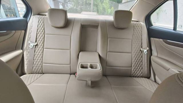 https://images10.gaadi.com/usedgaadi-sellcar/UsedCar/e5e1f206a/13c6a1f2-3d21-4bd9-82f8-df0bf9657a9c.jpg?imwidth=6401
