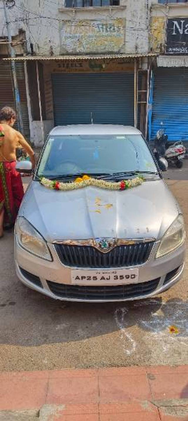 https://images10.gaadi.com/usedgaadi-sellcar/UsedCar/e5e22313a/8f4d7648-9e8b-4adb-aba2-f19c53482ee7.jpg?imwidth=6400