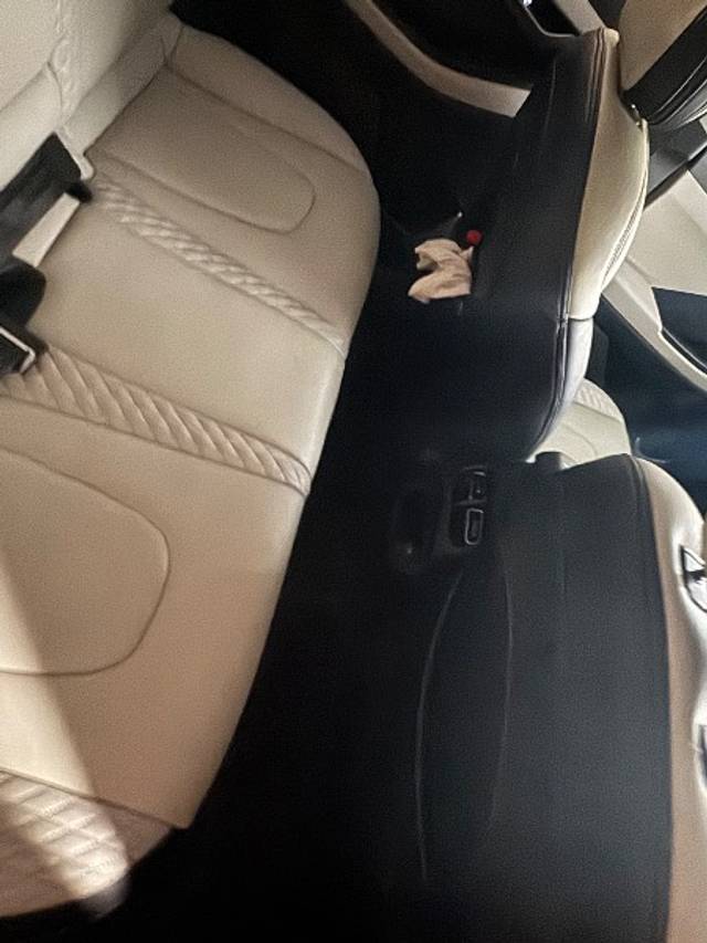 https://images10.gaadi.com/usedgaadi-sellcar/UsedCar/e5e243a2a/bc5fbb59-9ed3-470d-8943-983b6d401587.jpeg?imwidth=6401
