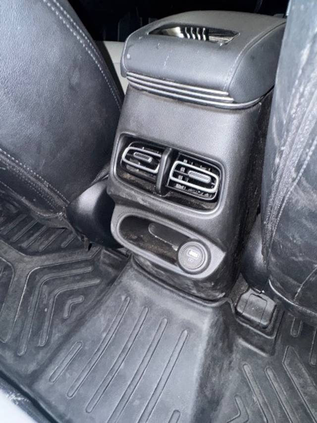https://images10.gaadi.com/usedgaadi-sellcar/UsedCar/e5e243a2a/f0f2c16c-ed13-4e00-a9d6-a38ad1ebcf8e.jpeg?imwidth=6400