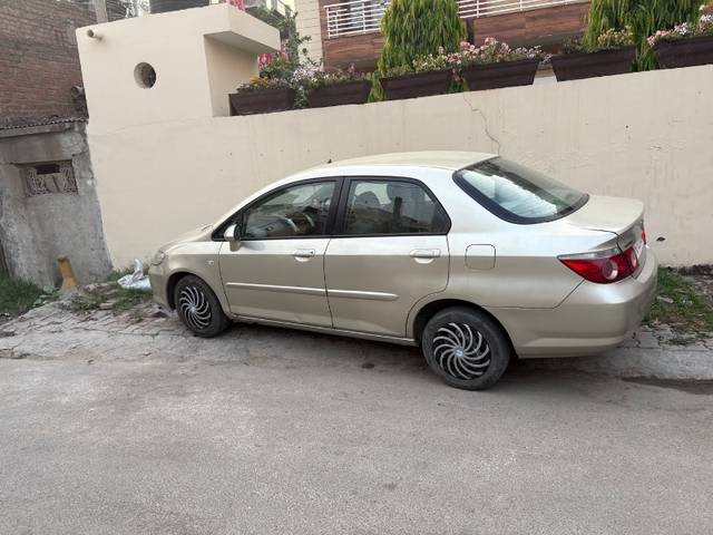 https://images10.gaadi.com/usedgaadi-sellcar/UsedCar/e5e2a654a/e745cf4d-7f90-4380-a7c1-fdbaef41a48c.jpeg?imwidth=6400
