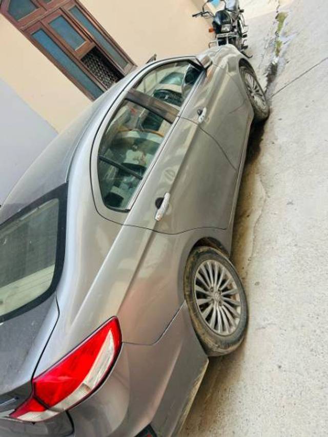 https://images10.gaadi.com/usedgaadi-sellcar/UsedCar/e5e2abf9a/a50095cc-3871-4984-b9a7-b06a09884610.jpg?imwidth=6401