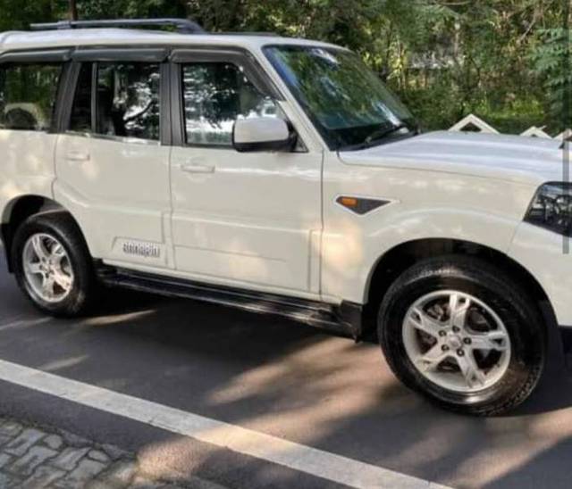 https://images10.gaadi.com/usedgaadi-sellcar/UsedCar/e5e33c40a/64ec80cc-e6f6-43ab-828a-d7204ff11b68.jpg?imwidth=6401