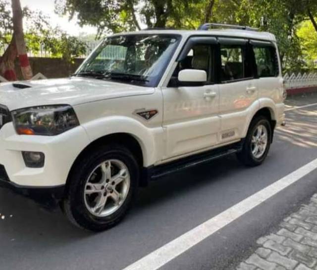 https://images10.gaadi.com/usedgaadi-sellcar/UsedCar/e5e33c40a/efc6a719-0785-41b6-95f4-66208ca2b174.jpg?imwidth=6402