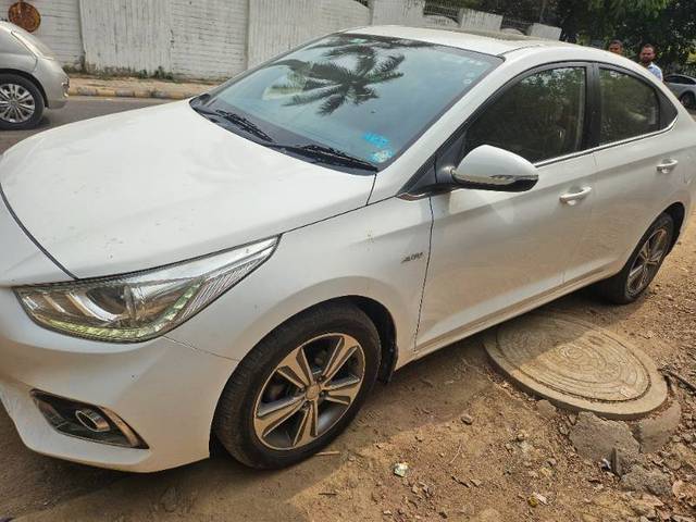 https://images10.gaadi.com/usedgaadi-sellcar/UsedCar/e5e3713da/7b1551b5-66eb-4eda-b2c6-580e8f659e0b.jpg?imwidth=6400