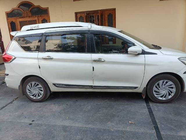 https://images10.gaadi.com/usedgaadi-sellcar/UsedCar/e5e44872a/116e461c-ef3a-4e87-99ca-613b3c6ae4ac.jpg?imwidth=6401