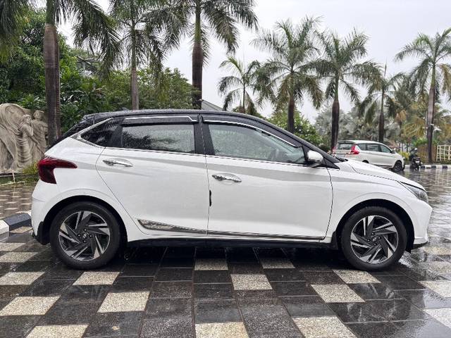 https://images10.gaadi.com/usedgaadi-sellcar/UsedCar/e5e4b62ba/b74e6ab9-7052-49fa-982e-f3e5cdaf7dc5.jpeg?imwidth=6401