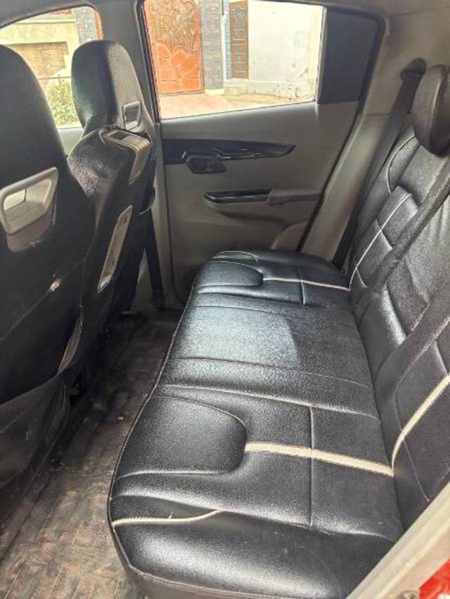 https://images10.gaadi.com/usedgaadi-sellcar/UsedCar/e5e58c13a/8c6c435d-fd3e-46ac-b217-ad0a0fdf8466.jpeg?imwidth=6402