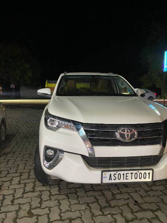 https://images10.gaadi.com/usedgaadi-sellcar/UsedCar/e5e5f09ca/446d20d6-d175-4fac-82f6-c24a89461fa0.jpg?imwidth=6400