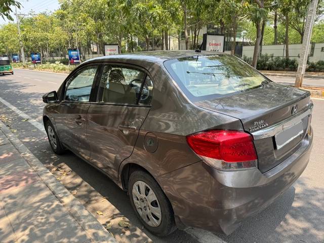 https://images10.gaadi.com/usedgaadi-sellcar/UsedCar/e5e60bdca/a6fd39ab-6b4b-44ab-aa9d-f9dfee880fa2.jpg?imwidth=6402