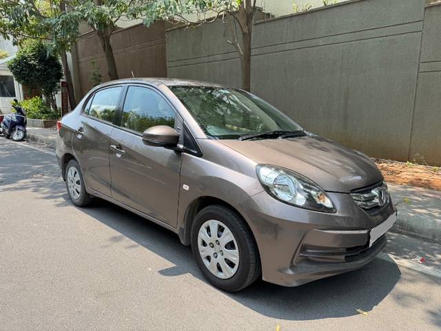 https://images10.gaadi.com/usedgaadi-sellcar/UsedCar/e5e60bdca/fe5c969c-6d95-421d-a047-ffefc7b607bd.jpg?imwidth=6400