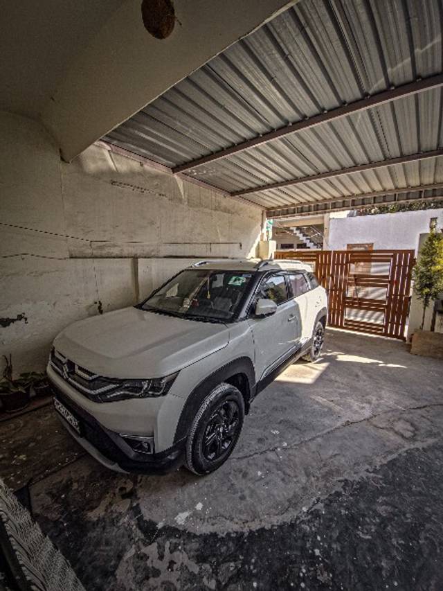 https://images10.gaadi.com/usedgaadi-sellcar/UsedCar/e5e635aaa/8d946b77-558e-4704-a03b-7696f0c6cac7.jpeg?imwidth=6400