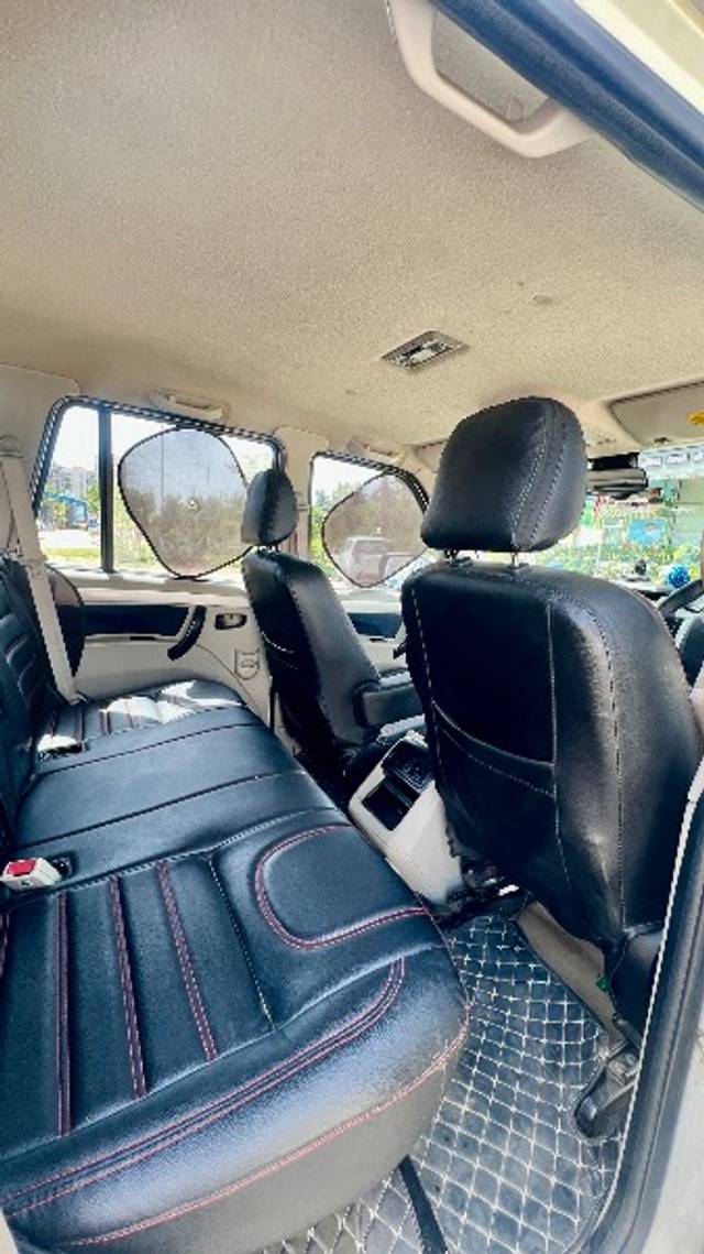 https://images10.gaadi.com/usedgaadi-sellcar/UsedCar/e5e66332a/5c293387-b1eb-493d-aff8-00f887621b91.jpeg?imwidth=6402