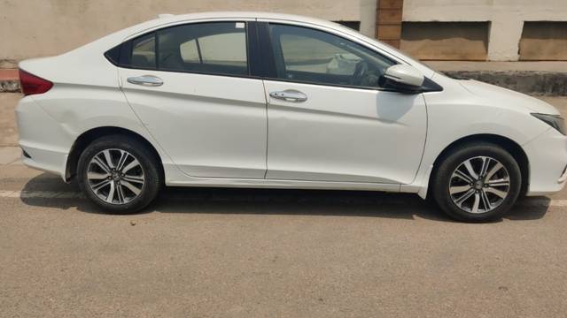 https://images10.gaadi.com/usedgaadi-sellcar/UsedCar/e5e7642ea/7b6919be-df52-4fa0-921f-8cf5a8e669c3.jpeg?imwidth=6402