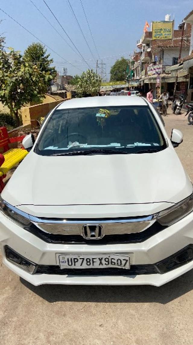 https://images10.gaadi.com/usedgaadi-sellcar/UsedCar/e5e9f6f0a/4485fa61-d161-4955-9502-6dba45a55875.jpeg?imwidth=6400