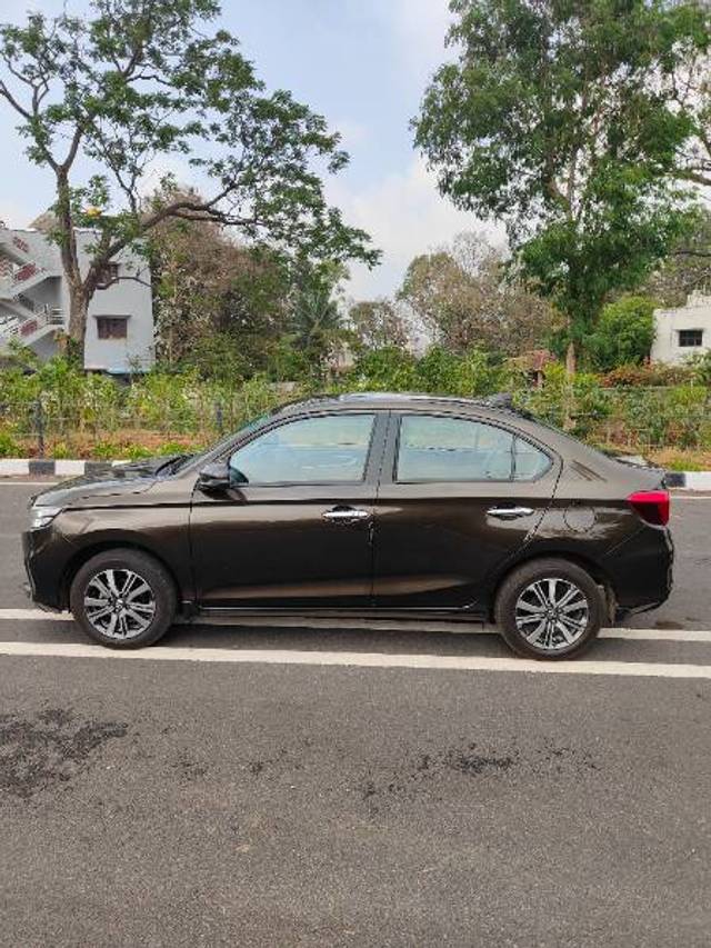 https://images10.gaadi.com/usedgaadi-sellcar/UsedCar/e5eaabc9a/cf49fe9b-76f3-48be-856f-7ca9258f7bb1.jpg?imwidth=6400