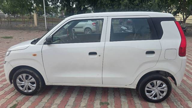 https://images10.gaadi.com/usedgaadi-sellcar/UsedCar/e5eb4499a/b63f26e1-fc0f-4491-945e-0d082249cfa7.jpg?imwidth=6401