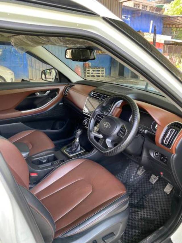 https://images10.gaadi.com/usedgaadi-sellcar/UsedCar/e5eb668aa/20967e77-fa57-4463-b738-2b6cca5a4b51.jpg?imwidth=6401