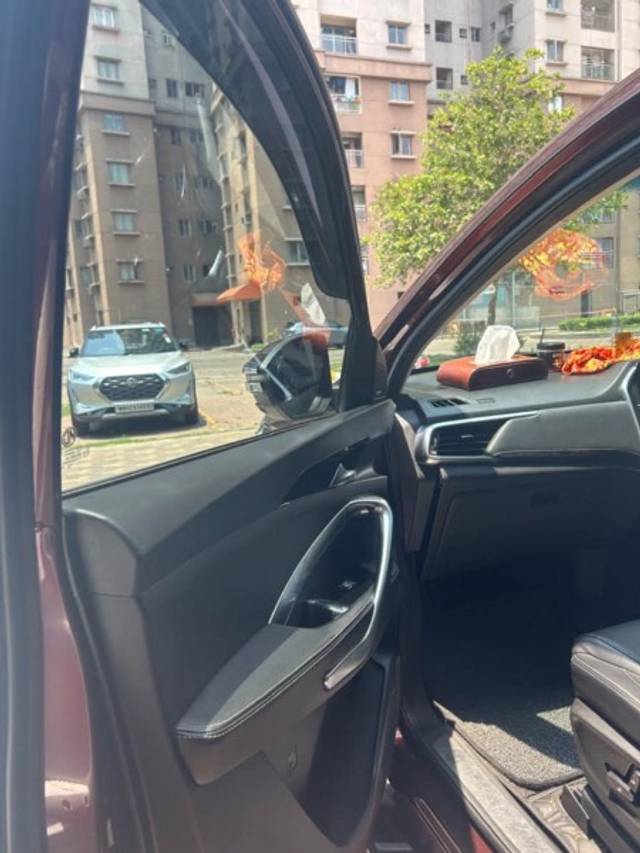 https://images10.gaadi.com/usedgaadi-sellcar/UsedCar/e5ebd61ea/708dbf27-6840-4cb2-9c9f-42f3432d6276.jpeg?imwidth=6401