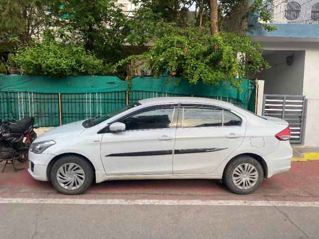 https://images10.gaadi.com/usedgaadi-sellcar/UsedCar/e5ed2644a/d93844b3-4e44-4b9a-86b7-ca74043d0d40.jpg?imwidth=6402