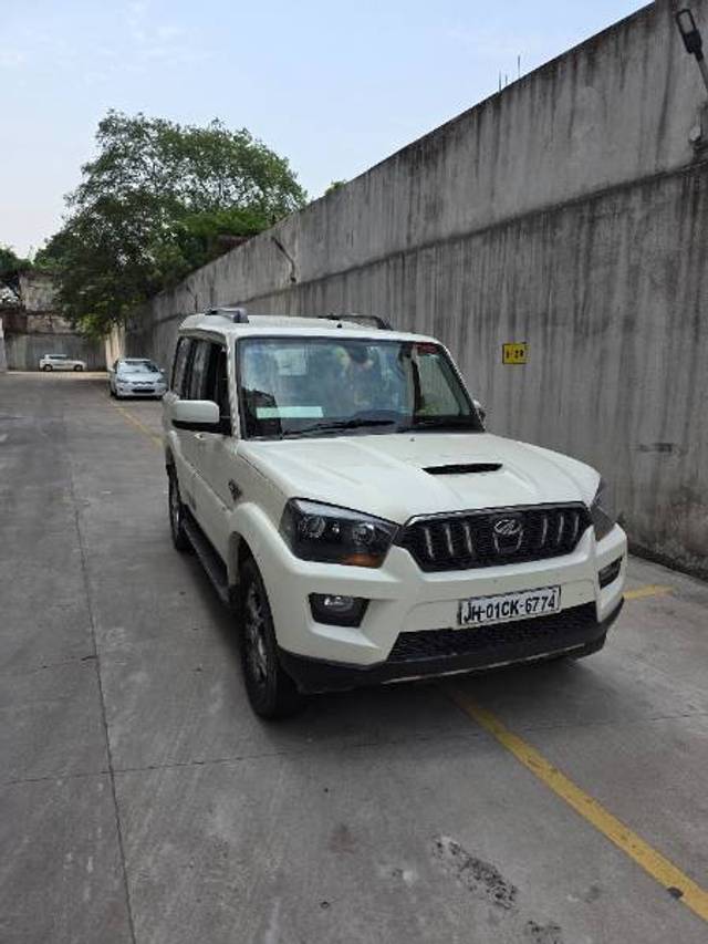 https://images10.gaadi.com/usedgaadi-sellcar/UsedCar/e5ed5a52a/8d1df9a2-3d63-4ba7-8b11-3dbfb708af49.jpg?imwidth=6400