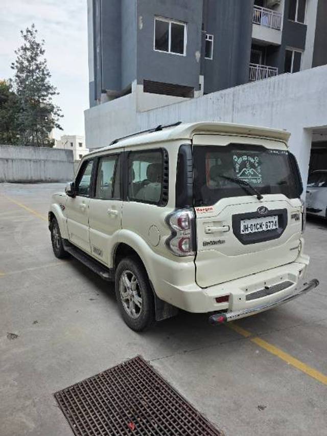 https://images10.gaadi.com/usedgaadi-sellcar/UsedCar/e5ed5a52a/d6c9fe11-7978-4f86-915f-64d313325a12.jpg?imwidth=6402