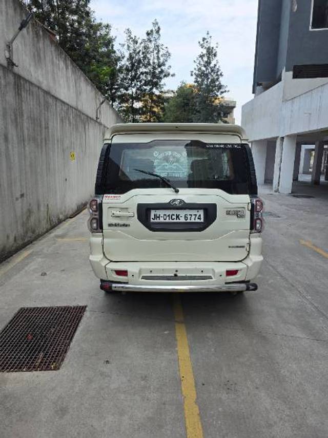 https://images10.gaadi.com/usedgaadi-sellcar/UsedCar/e5ed5a52a/d87d239c-fa7e-4113-a316-fa5e0c98a7b0.jpg?imwidth=6401