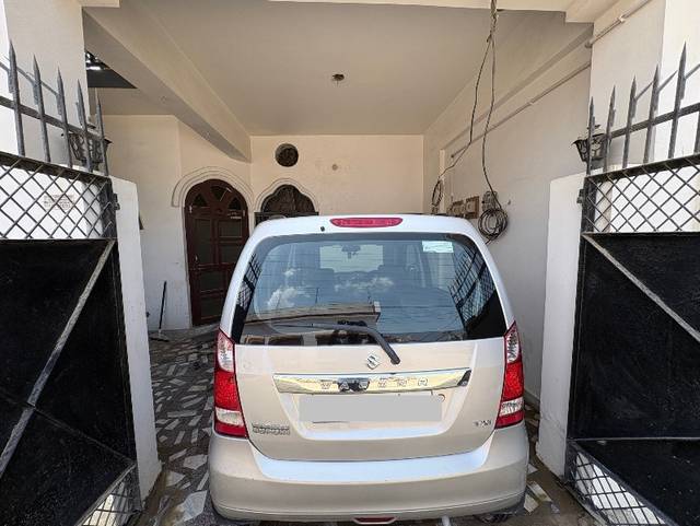 https://images10.gaadi.com/usedgaadi-sellcar/UsedCar/e5ed7c63a/41a6bcf0-54de-48a4-b3a6-a86e312c76db.jpeg?imwidth=6401