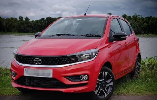 https://images10.gaadi.com/usedgaadi-sellcar/UsedCar/e5ed7f35a/9a7bd889-eb04-437f-b39b-7301756a48f6.jpg?imwidth=6400
