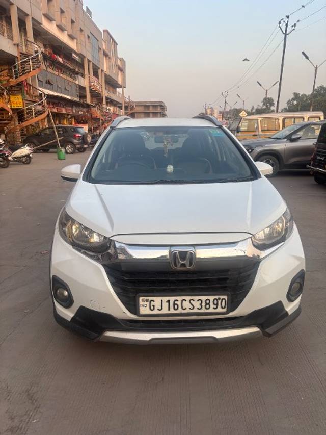 https://images10.gaadi.com/usedgaadi-sellcar/UsedCar/e5edbe5aa/9fd80d53-6211-4adb-b843-ad861635faff.jpeg?imwidth=6402