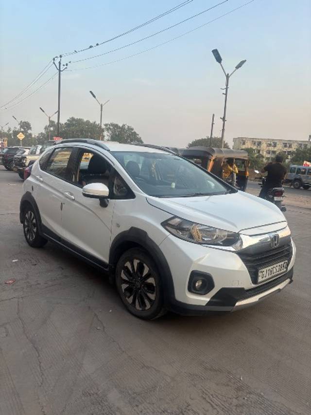 https://images10.gaadi.com/usedgaadi-sellcar/UsedCar/e5edbe5aa/f5c84b62-a957-40ef-b3e1-f5cd55e10ed4.jpeg?imwidth=6400