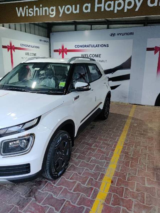 https://images10.gaadi.com/usedgaadi-sellcar/UsedCar/e5ee1d25a/e4f5188b-bf12-4bea-8fd0-9022bd1fb8c9.jpg?imwidth=6400