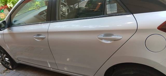 https://images10.gaadi.com/usedgaadi-sellcar/UsedCar/e5eefd22a/5745de07-cf70-4cb9-ae93-f8921fb553a7.jpeg?imwidth=6402
