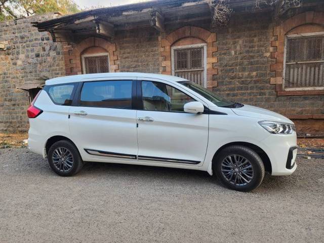 https://images10.gaadi.com/usedgaadi-sellcar/UsedCar/e5ef4e17a/7a6ef5b4-3288-4d03-a034-22590f495039.jpg?imwidth=6400