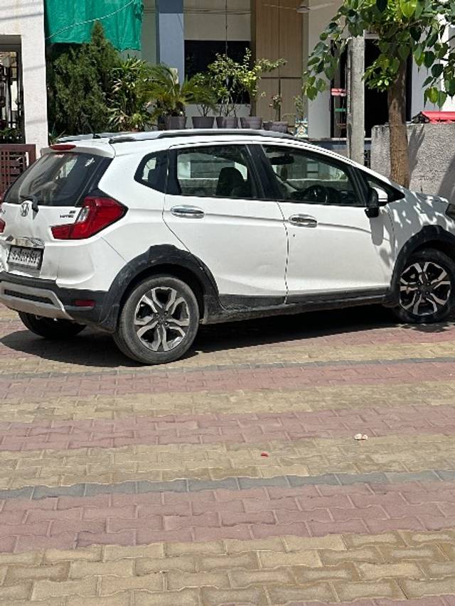 https://images10.gaadi.com/usedgaadi-sellcar/UsedCar/e5efb2baa/a97038ee-ae53-4743-8442-469117be8961.jpg?imwidth=6400